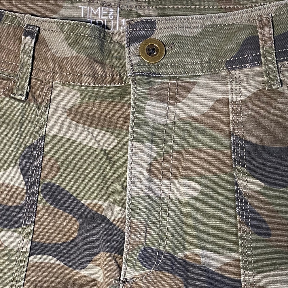 Time and Tru Women’s Camo Cargo High Rise Shorts DIY Cut Offs Size 12 - Picture 2 of 10